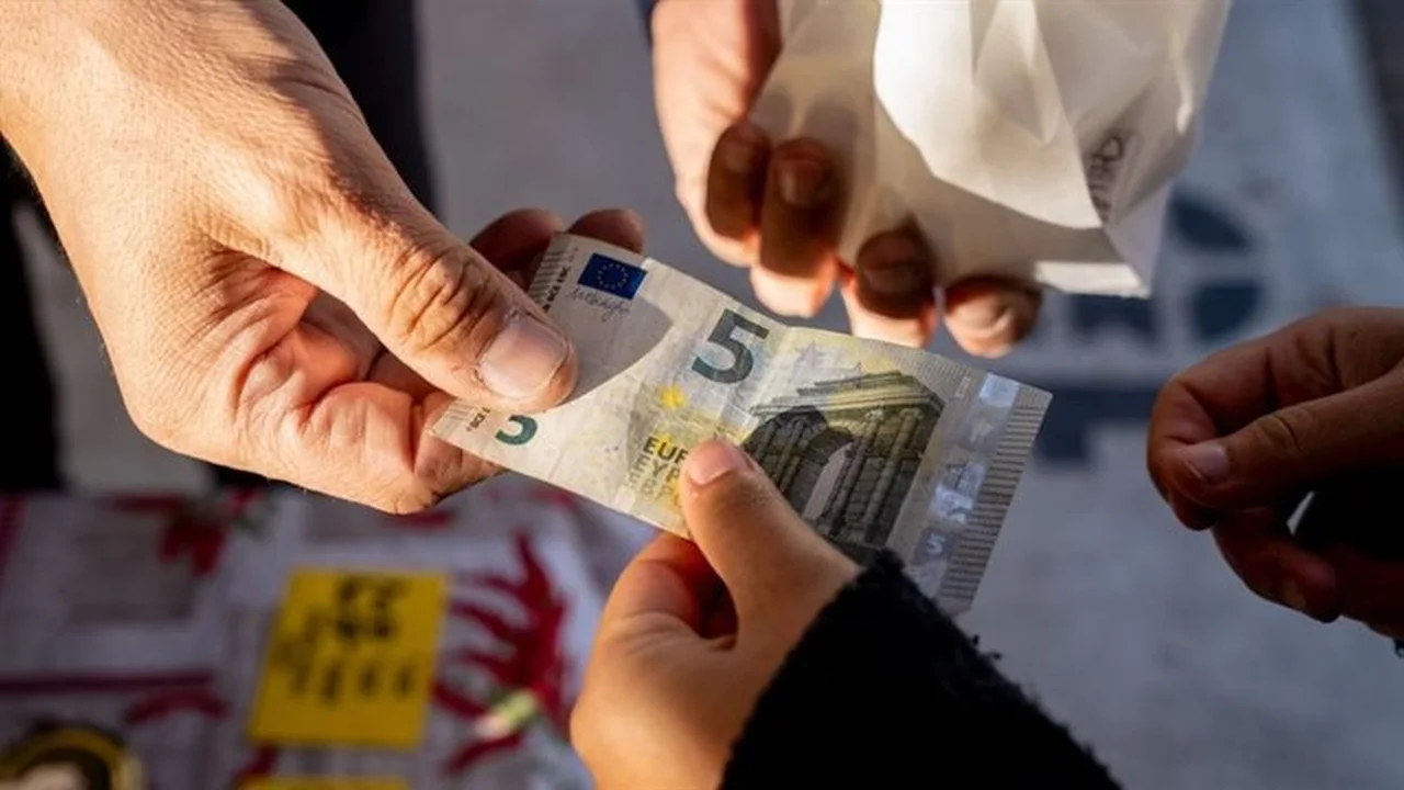 سعر اليورو السبت.. تحديث البنوك المصرية في تعاملات منتصف اليوم بجميع المحافظات